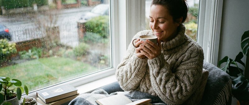 Persona disfrutando de una taza de te chai